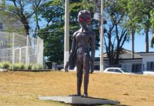 Escultura gigante do ET é inaugurada em Varginha Escultura ET de Varginha